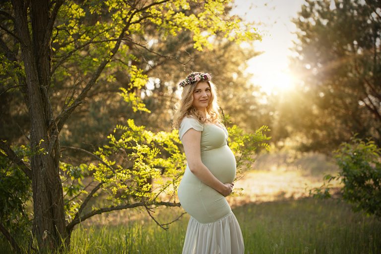 Das Bild zeigt eine schwangere Frau im hellen Kleid bei einem Outdoor Babybauch Shooting - Sanja Balceva ist deine Babybauch-Fotografin für Mannheim, Heidelberg, Darmstadt und Umgebung