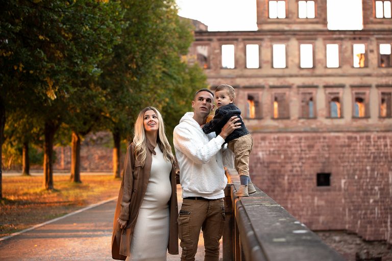 Wunderschöne Familie mit kleinem Sohn steht vor einer Schlossruine - Sanja Balceva - deine Fotografin für traumhafte Familienfotos in Mannheim, Heidelberg, Darmstadt und Umgebung