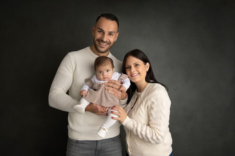 Mama, Papa und 3 Monate alte Tochter posen für ein Familienfotoshooting im Studio in Birkenau bei Mannheim
