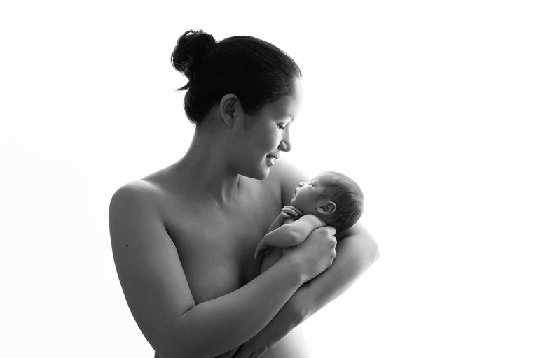 Schwarz-Weiß-Aufnahme einer liebevollen Mama mit ihrem Neugeborenen Baby entstanden bei einem Baby-Shooting mit Fotografin Sanja Balceva - Babyfotografie für Mannheim, Heidelberg, Darmstadt und Umgebung