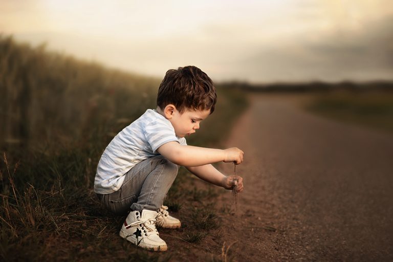 Kleiner Junge spielt in der freien Natur mit Sand – Kinderfotografie für Mannheim, Heidelberg, Darmstadt und Umgebung von Sanja Balceva